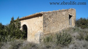 Finca con masía típica en venta con almendros por 16.000€