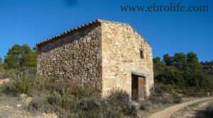 Finca y masía con cisterna de agua en oferta con masía