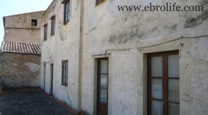 Casa rústica en Calaceite para vender con electricidad por 