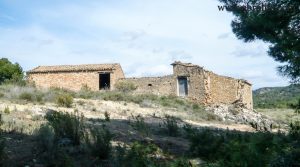 Gran masía con corrales y era en Maella en oferta con almendros