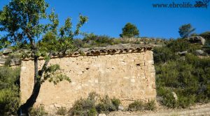 Finca de regadío con masía en Batea en venta con río por 22.000€