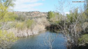 Finca rústica de regadío en Castellseras en oferta con río