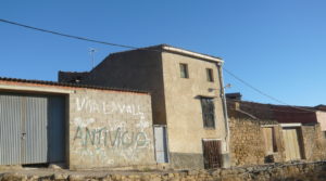 Foto de Casa de tres plantas en Valdeltormo