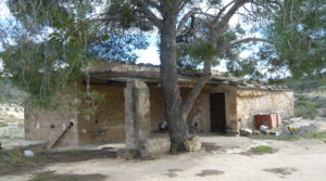 Masía de piedra en Masalsinas, Calaceite en oferta con olivos