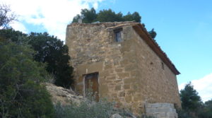 Masía de piedra en Masalsinas, Calaceite para vender con pastos y pinares.