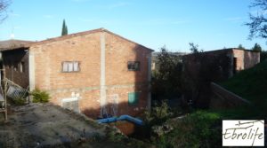 Detalle de Casa en Caspe con piscina excelente para vivir. con establo