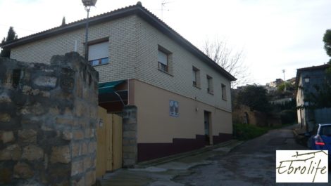 Casa en Caspe con piscina excelente para vivir.