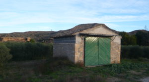 Finca de regadío en Caspe en oferta con masías de piedra