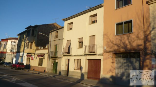 Casa solariega en Caspe, frente a la glorieta.