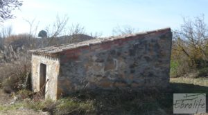 Finca en la huerta de Caspe con masía de piedra. en venta con ciruelos