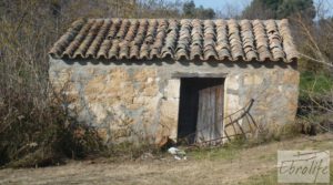 Finca en la huerta de Caspe con masía de piedra. en oferta con acceso asfaltado