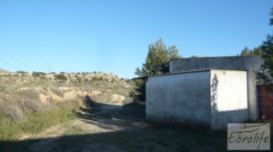 Finca de regadío con varias naves adaptadas para entrar a vivir. en oferta con regadío