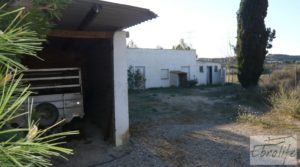 Finca de regadío con varias naves adaptadas para entrar a vivir. para vender con regadío por 85.000€