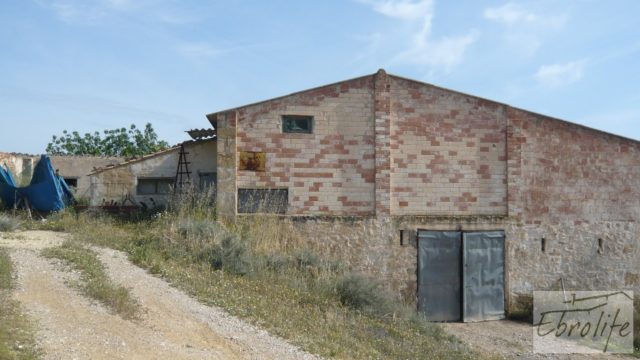 Chalet y Naves en Fabara. Buen acceso y estupendas vistas.