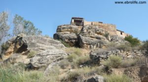 Detalle de Torre en la Zaragozeta Caspe con olivos