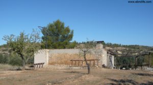 Masía en el rio algars Calaceite a buen precio con diversos frutales