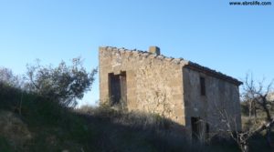 Detalle de Masía en Maella con montaña