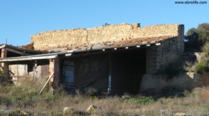 Establos cerca de Maella para vender con gran cisterna de agua de lluvia