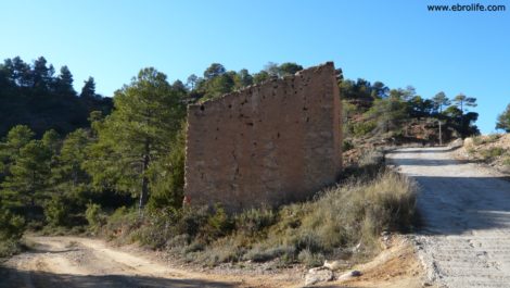 Masía con agua cerca de Fuenteespalda