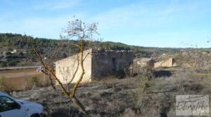 Masía en Valjunquera con olivos y almendros. en oferta con conexión a la red eléctrica por 29.000€