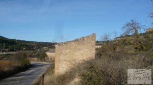 Detalle de Masía en Valjunquera con olivos y almendros. con conexión a la red eléctrica por 29.000€