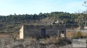 Masía en Valjunquera con olivos y almendros. en oferta con agua