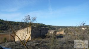 Masía en Valjunquera con olivos y almendros. para vender con agua por 29.000€