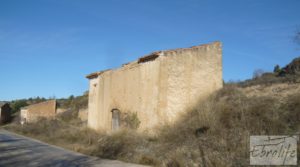 Foto de Masía en Valjunquera con olivos y almendros. con agua por 29.000€