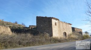 Se vende Masía en Valjunquera con olivos y almendros. con camino asfaltado