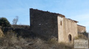 Detalle de Masía en Valjunquera con olivos y almendros. con agua