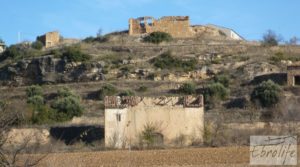 Masía en Valjunquera con olivos y almendros. en oferta con agua por 29.000€