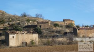 Masía en Valjunquera con olivos y almendros. a buen precio con camino asfaltado por 29.000€