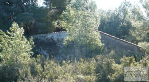 Masía de piedra típica en Arens de Lledo en oferta con almendros por 44.000€