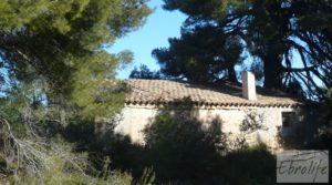 Masía de piedra típica en Arens de Lledo en venta con almendros