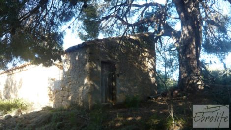 Masía de piedra típica en Arens de Lledo