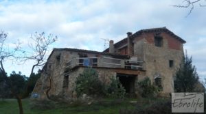 Masía histórica en Valderrobres en venta con gran almacén por 175.000€