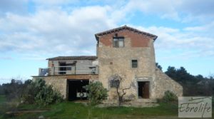 Masía histórica en Valderrobres a buen precio con bodega