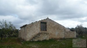 Se vende Magnífica masía en Valderrobres, rodeada de almendros. con almendros y olivos en plena producción