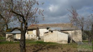 Vendemos Magnífica masía en Valderrobres, rodeada de almendros. con almendros y olivos en plena producción