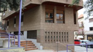 Piso situado en Alcañiz, muy luminoso y espacioso. en venta con armarios empotrados por 98.000€