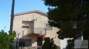 Chalet en Maella a buen precio con jardines