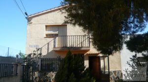 Vendemos Chalet en Maella con jardines por 92.000€