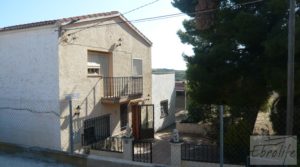 Chalet en Maella a buen precio con bodega