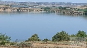 Detalle de Finca junto al gran embalse en Caspe con muy tranquilo