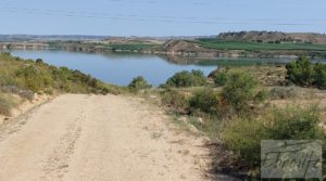 Finca junto al gran embalse en Caspe en oferta con muy tranquilo