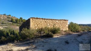 Finca con masía en Maella. en oferta con cisterna de agua de lluvia