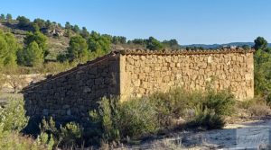 Se vende Finca con masía en Maella. con cisterna de agua de lluvia