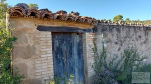 Finca con masía en Maella. en oferta con cisterna de agua de lluvia