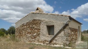 Se vende Masía y olivar en Batea con chimenea