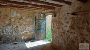 Casa de piedra en Caspe en venta con almendros por 28.000€